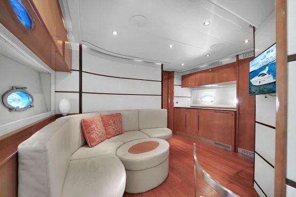 68ft Pershing Sky main salon
